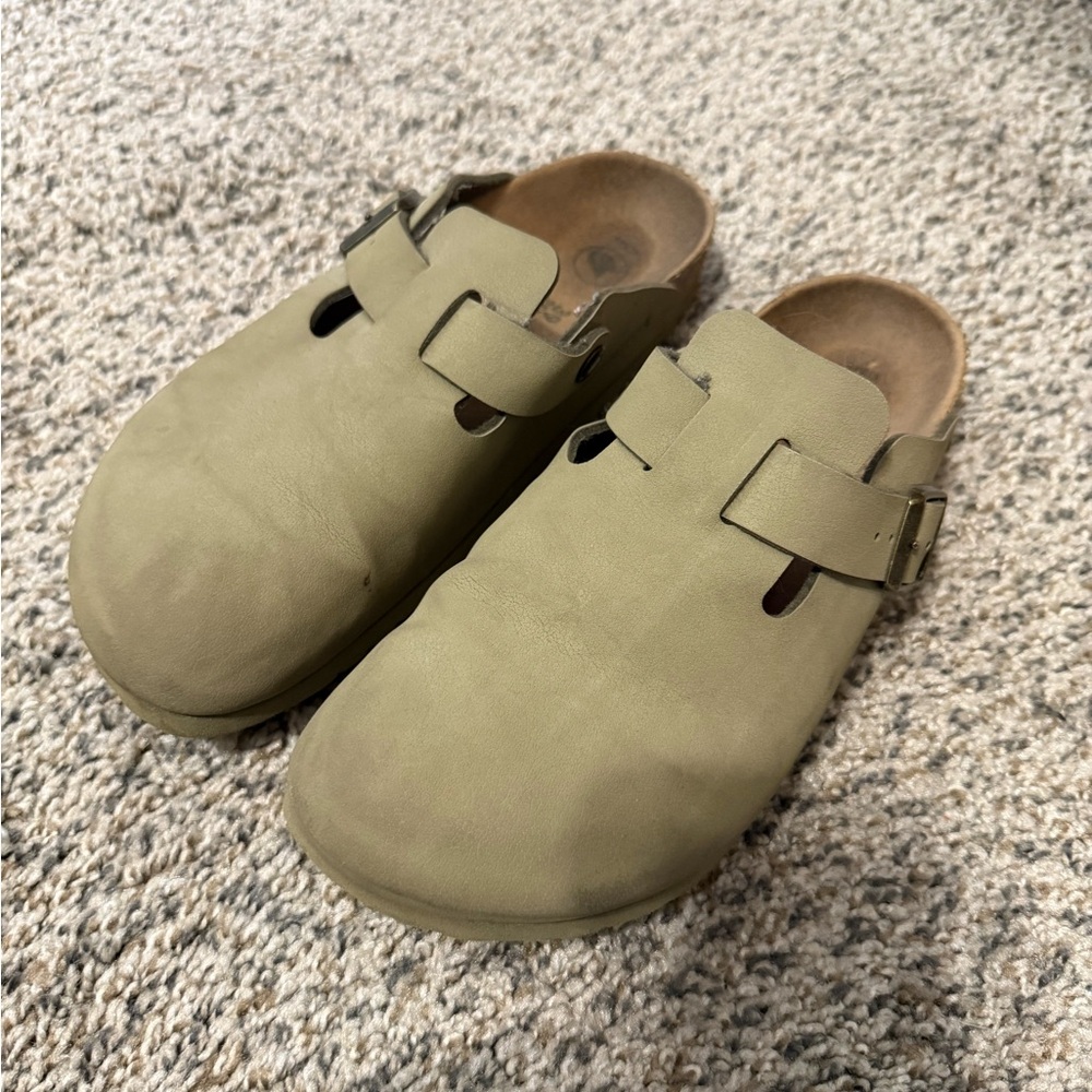 Beige/tan Birkenstock Clog